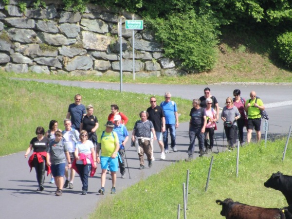 Genusswandern im Südburgenland: Wandergruppe bei der Rast mit Uhudler in Maria Bild